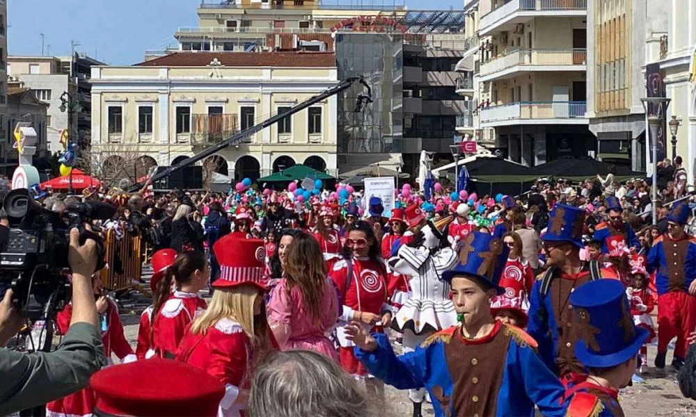 Πάτρα: Περίπου 20.000 μικροί καρναβαλιστές παρέλασαν σήμερα